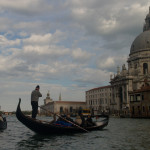 Góndolas y la Basílica de Santa Maria della Saluta, en el Gran Canal de Venecia, Italia