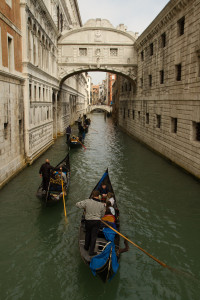 Góndolas surcando el canal bajo el Puente de los Suspiros, Venecia, Italia