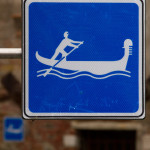 Letrero de tráfico en una canal de Venecia, Italia