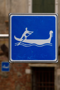 Letrero de tráfico en una canal de Venecia, Italia