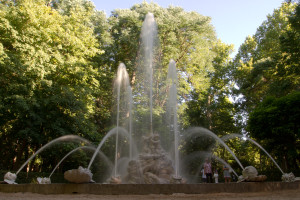 La fuente de los cisnes de los jardines del Príncipe en todo su esplendor. Aranjuez, España.