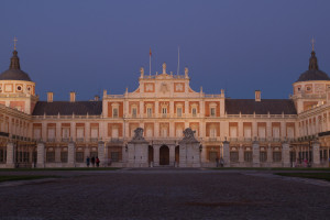 La noche empieza a caer sobre la fachada del Palacio Real de Aranjuez, España.