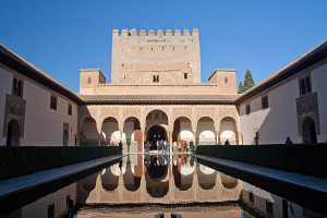 Patio de Comares de la Alhambra de Granada, España