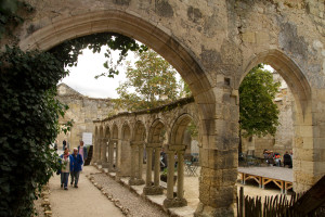 Ruinas del claustro del Monasterio de los Cordeliers, Saint-Émilion, Francia