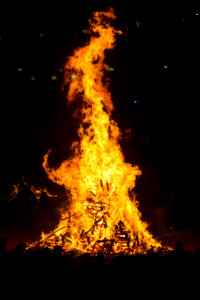 Hoguera gigante en las fiestas de San Juan, A Coruña, España