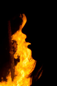 Silueta de una chica en las hogueras de San Juan, A Coruña, España