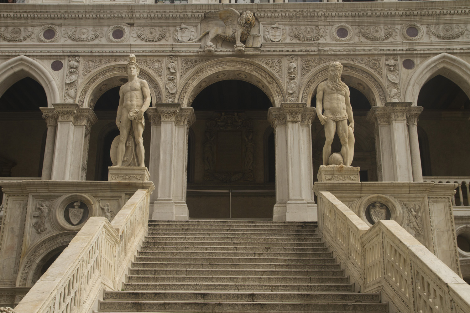 La Escalera del Gigante del Palacio Ducal de Venecia, Italia
