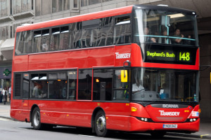 Uno de los famosos double-deckers rojos de Londres, Reino Unido