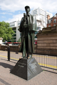 Estatua de Sherlock Holmes a la salida de la estación de Baker Street, Londres, Reino Unido