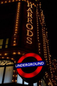 Letreros iluminados de Harrods y el Underground de Knightsbridge, Londres, Reino Unido