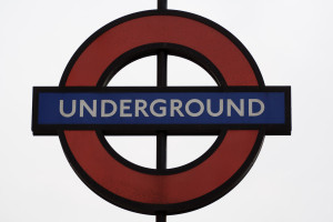 Letrero del Underground o Tube, el metro de Londres, Reino Unido