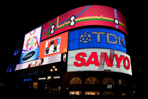 Letreros de neón y pantallas gigantes de Piccadilly Circus, Londres, Reino Unido