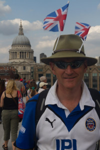 Un patriota británico con banderas en su sombrero en las Olimpiadas de Londres 2012