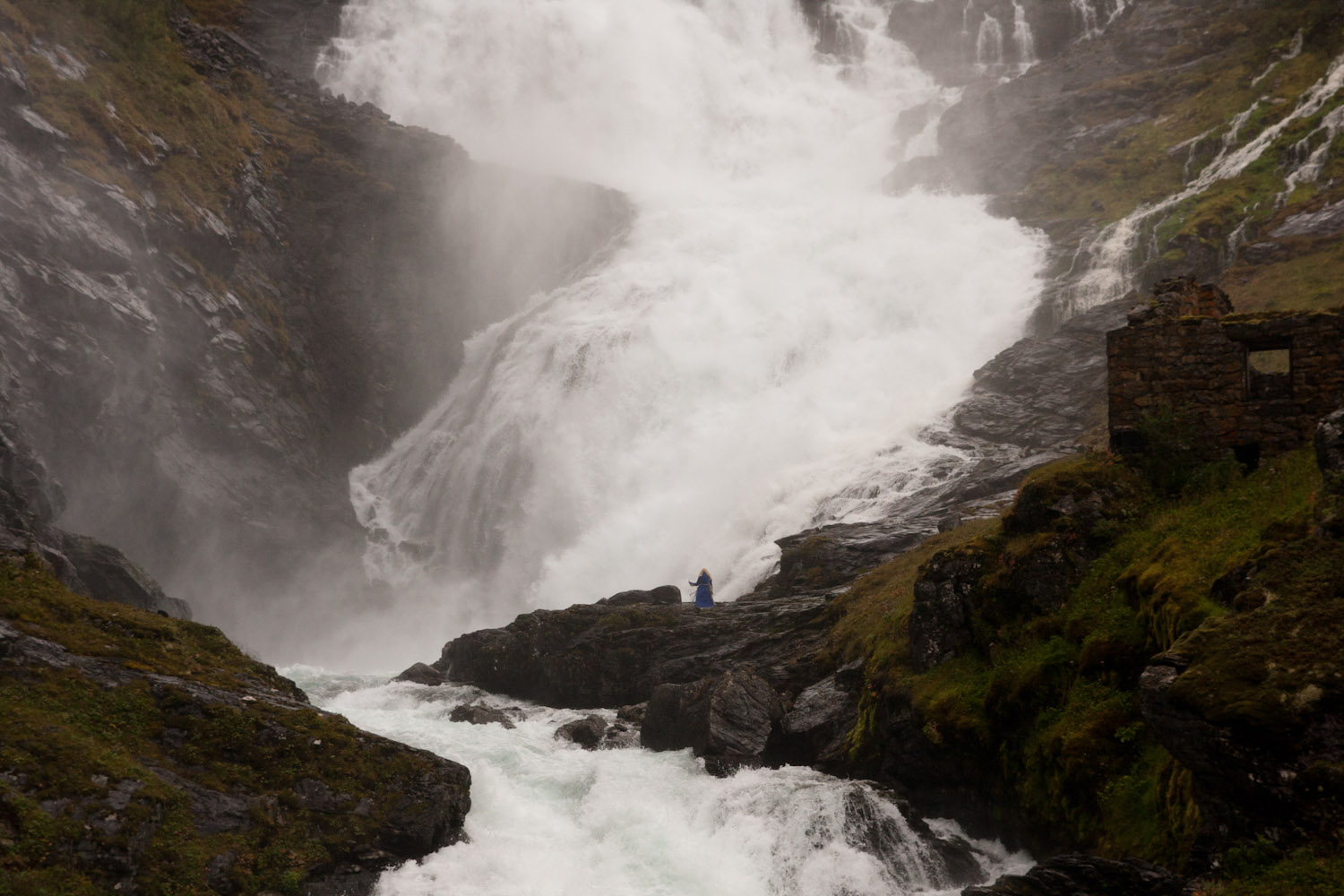 Kjosfossen, una cascada en medio de las montañas de los fiordos noruegos.