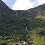 Un pueblo con cascada en el fiordo Nærøyfjord, Noruega