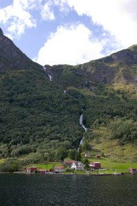 Un pueblo con cascada en el fiordo Nærøyfjord, Noruega