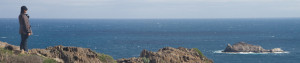 Contemplando el mar en el Cap de Creus, España