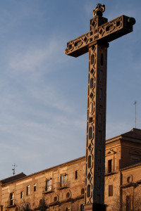 Cruz en el exterior de la Abadía del Sacromonte de Granada, España