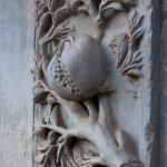 Una escultura de una granada en Granada, España