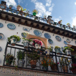 Una casa decorada con platos, macetas, plantas y flores, en Granada, España