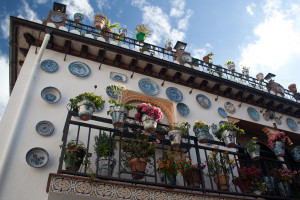 Una casa decorada con platos, macetas, plantas y flores, en Granada, España