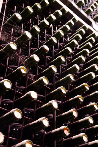 Botellas de vino en las bodegas Viñamayor, Quintanilla de Onésimo, España