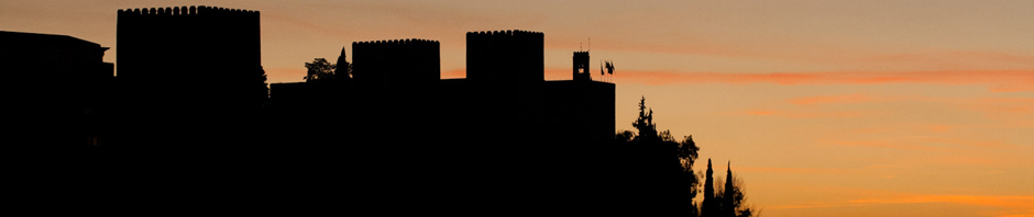 La silueta de la Alhambra de Granada al atardecer