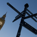 La torre del reloj o del Big Ben y letreros con direcciones, Londres, Inglaterra