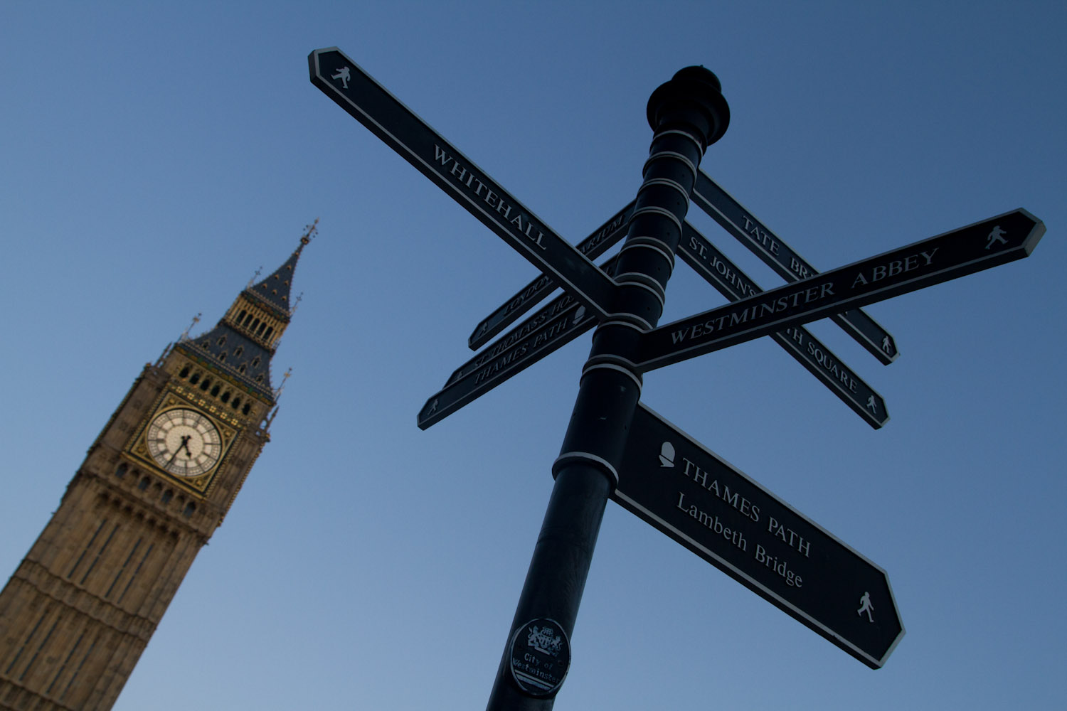 La torre del reloj o del Big Ben y letreros con direcciones, Londres, Inglaterra