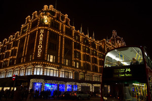 Iluminación nocturna de Harrods, Londres, Reino Unido
