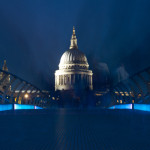 La Catedral de St. Paul's desde el Millenium Bridge de noche, Londres, Inglaterra