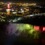 Espectáculo de luces nocturno en las cataratas del Niágara, Niagara Falls, NY, EE.UU.