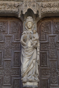 Escultura de la Virgen con el Niño en la Catedral de León, España