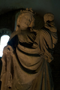 Escultura de la Virgen con el Niño en la Abadía de Fontenay, Francia
