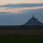 El Mont-Saint-Michel visto desde las praderas salinas, Normandía, Francia