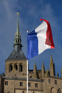 Abadía del Mont-Saint-Michel y bandera francesa, Normandía, Francia
