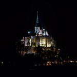 Vista nocturna del Mont-Saint-Michel, Normandía, Francia