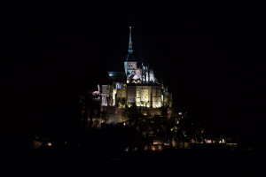 Vista nocturna del Mont-Saint-Michel, Normandía, Francia