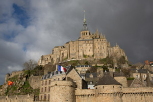 El Mont-Saint-Michel visto a pie de sus murallas, Normandía, Francia