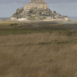 El Mont-Saint-Michel visto desde la represa sobre el río Couesnon, Normandía, Francia