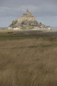 El Mont-Saint-Michel visto desde la represa sobre el río Couesnon, Normandía, Francia