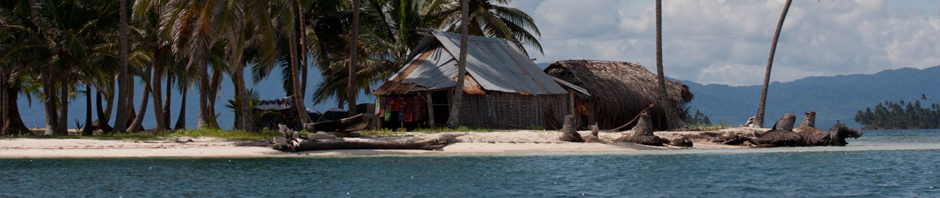 Cabañas en una isla del archipiélago de San Blas o Guna Yala, Panamá