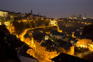 Vista nocturna de la Haute Ville y el Grund, Luxemburgo, Luxemburgo