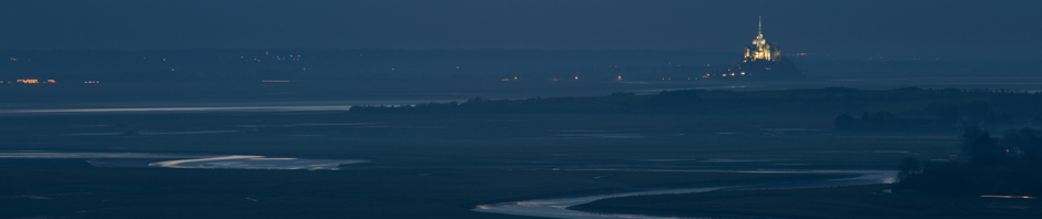 Panorámica del Mont-Saint-Michel desde el Jardin des Plantes en Avranches, Francia