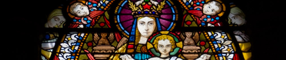 Vitral de la Virgen y el Niño en la Basílica de Notre-Dame de Fourvière, en Lyon, Francia