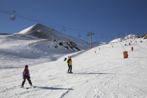 Practicando deportes de invierno en Arinsal, Andorra