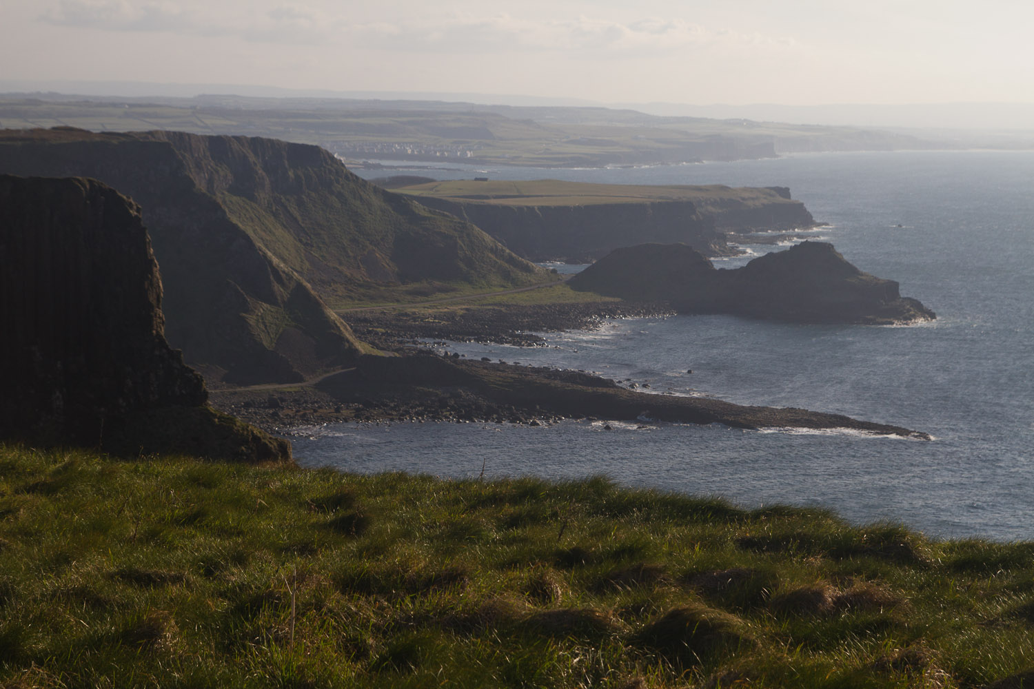 Las vistas de la Costa de la Calzada, con la Calzada del Gigante incluida, Irlanda del Norte