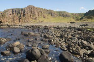 Playa, rocas y acantilados en la Costa de la Calzada, Irlanda del Norte