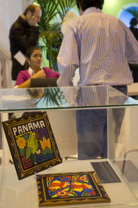 Molas y negocios en el stand de Panamá en FITUR 2013
