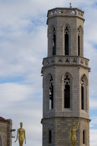 Iglesia de Sant Pere y estatuas del Teatro-Museo Dalí, Figueras, España